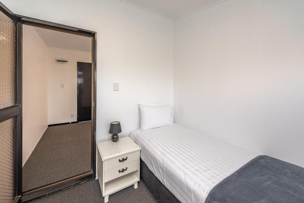Burwood 3*
